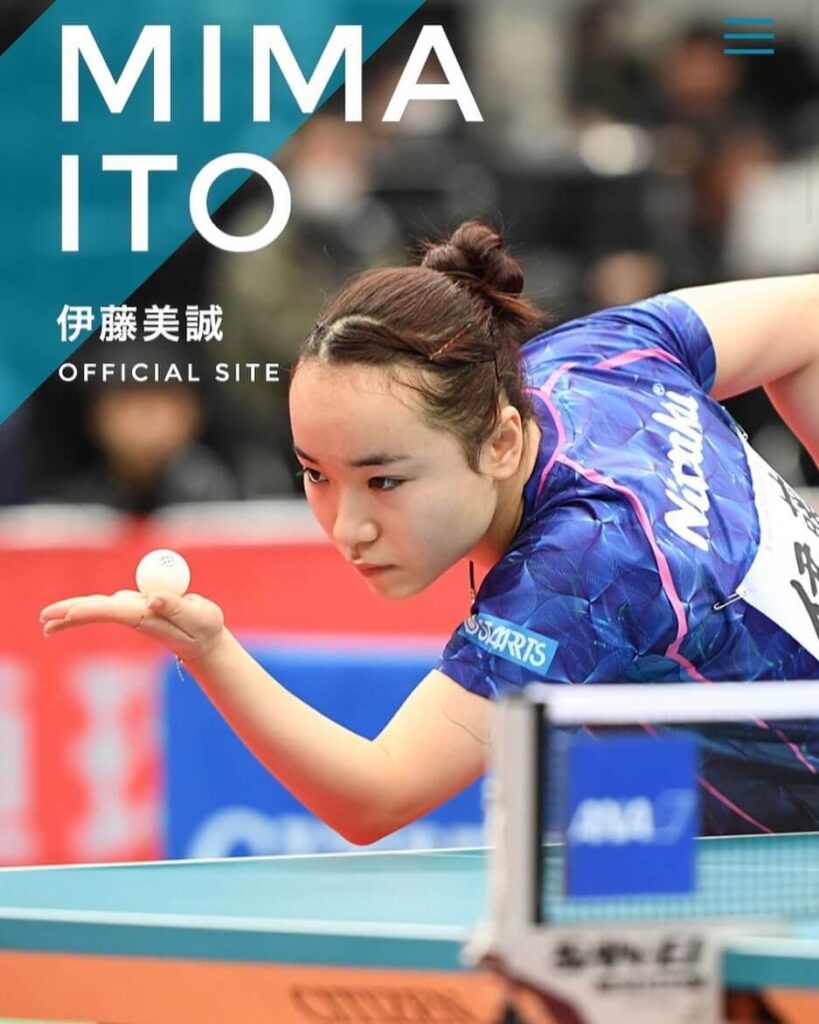 ボールを見つめる伊藤選手