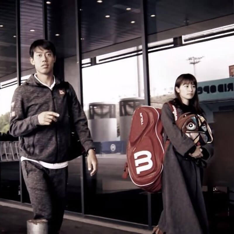 錦織選手のバックを持つ山内さん