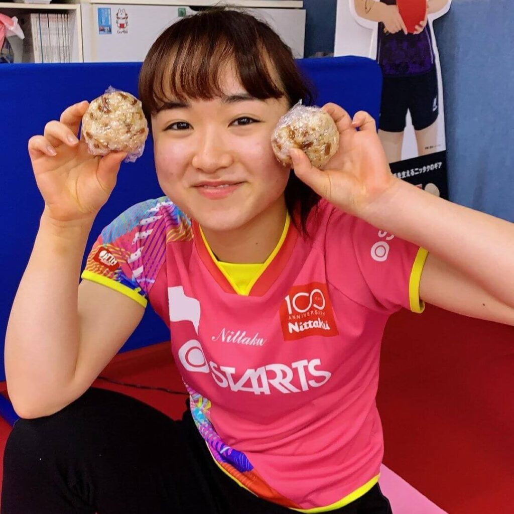 おにぎりを手に笑顔の伊藤選手