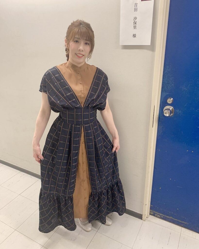 チェックのワンピースをきた吉田沙保里