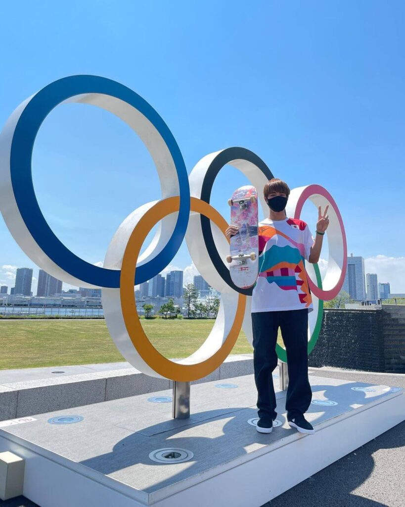 五輪の前で記念写真を撮る堀米選手