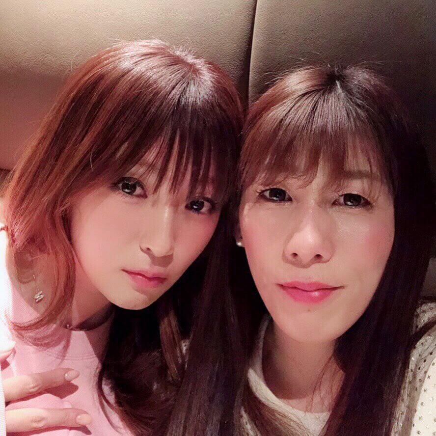 ほほを寄せる深田さんと吉田さん。