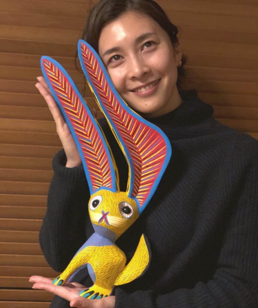 置物の兎を抱えて笑顔の竹内結子
