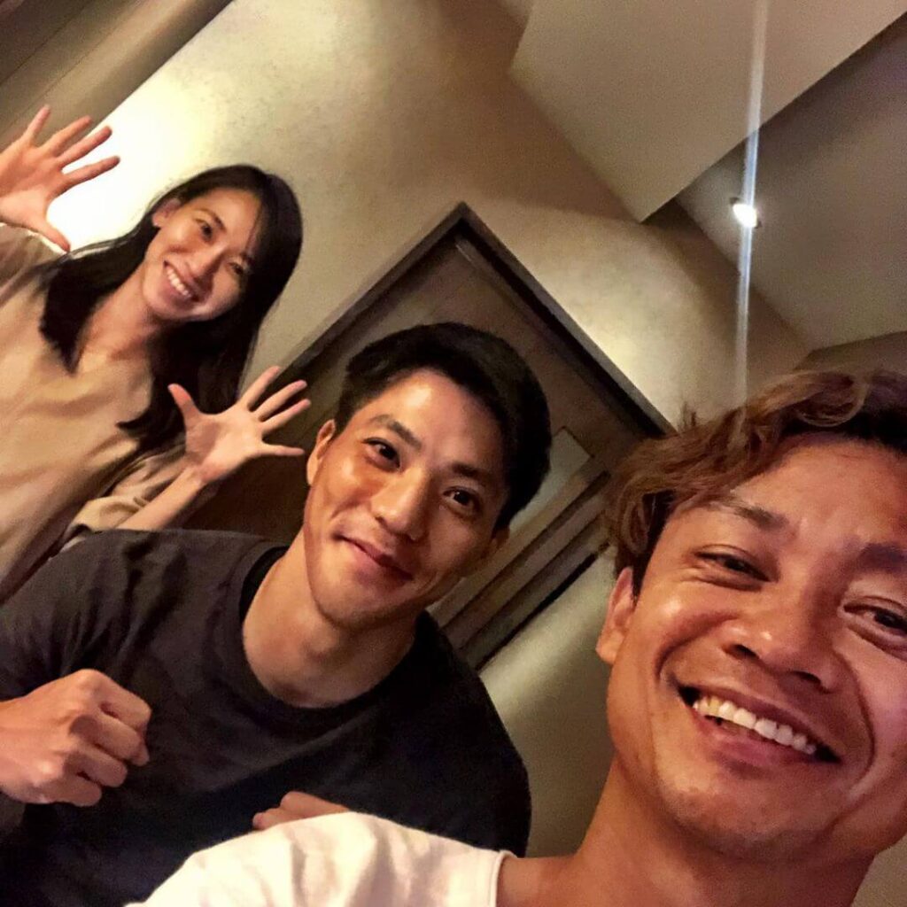 友人2人にはさまれ笑顔で写真を撮る黒のTシャツ姿の山縣亮太