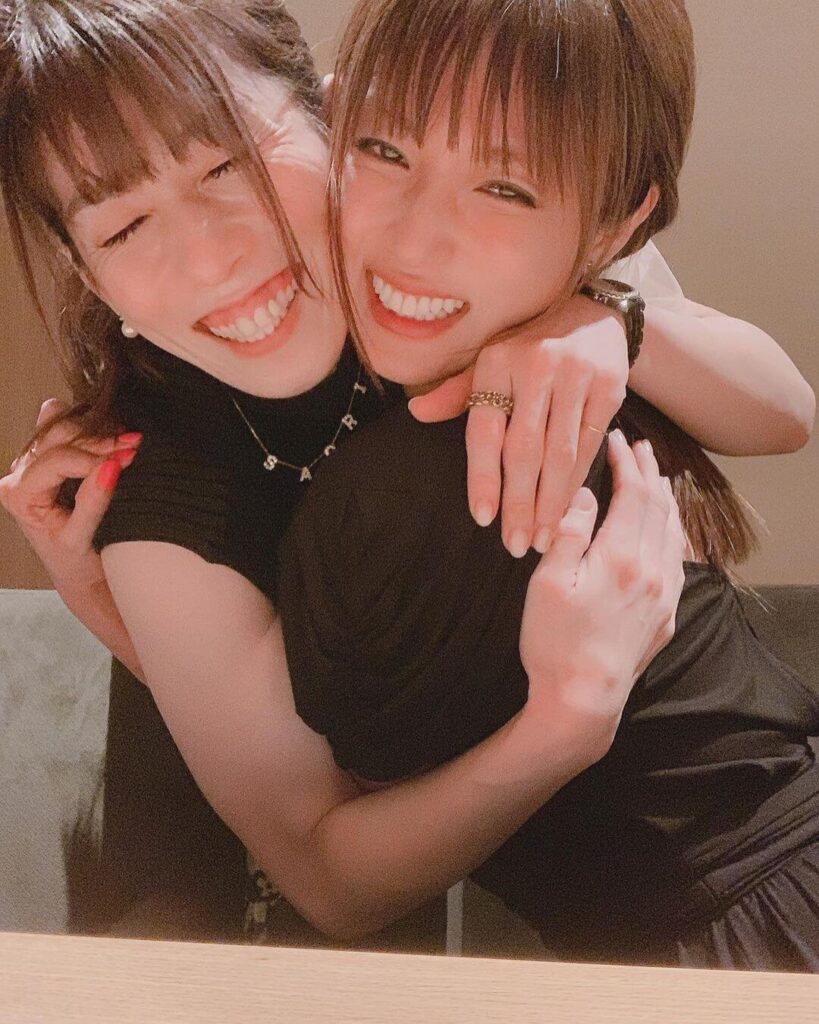 ハグする深田さんと吉田さん