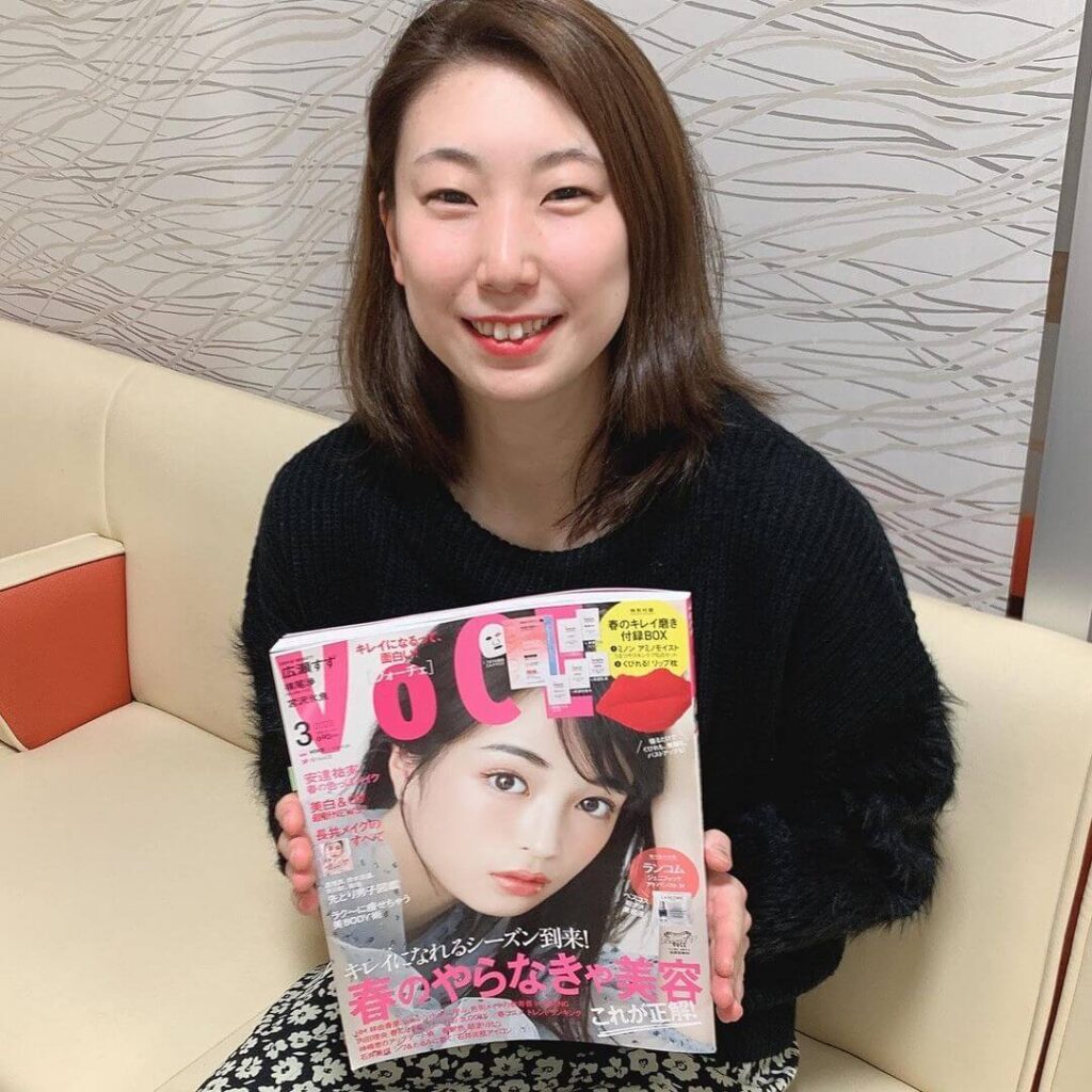 雑誌を手に笑顔を向ける東野