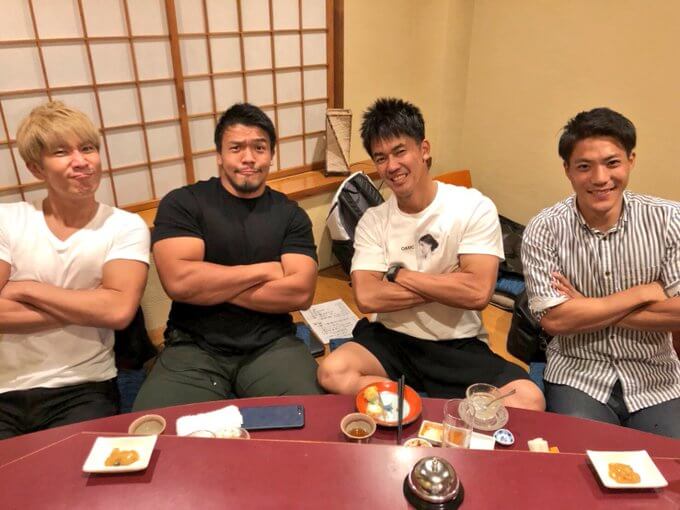 友人3人と一緒に腕組みをする山縣亮太