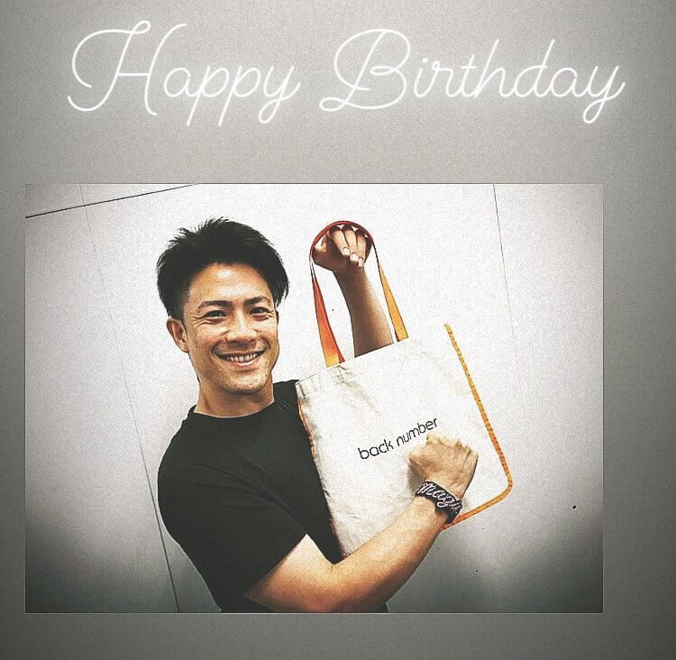 栗原寿がトーとバックを持って笑顔の写真とHappyBirthdayの文字
