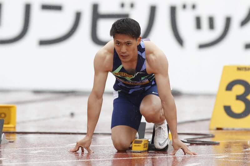 短距離走スタート前のポーズを取る山縣亮太