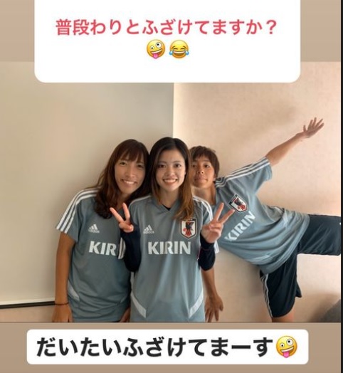 カメラ目線で決める2人の選手と横からふざけたポーズをする岩渕真奈