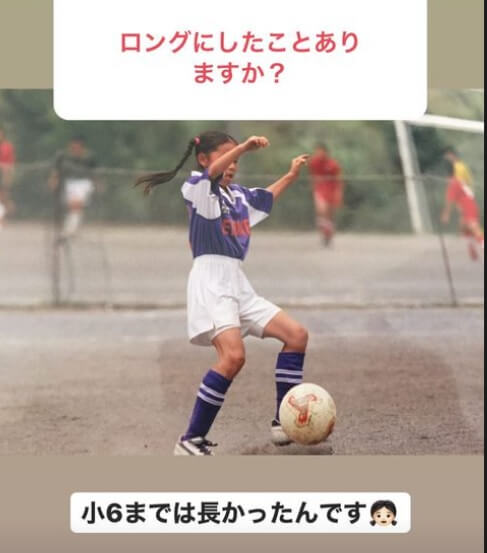 サッカーをする小学生の岩渕真奈