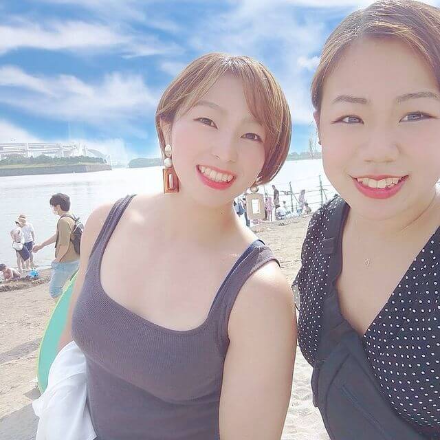 海で友人とツーショットを取るタンクトップの川井選手