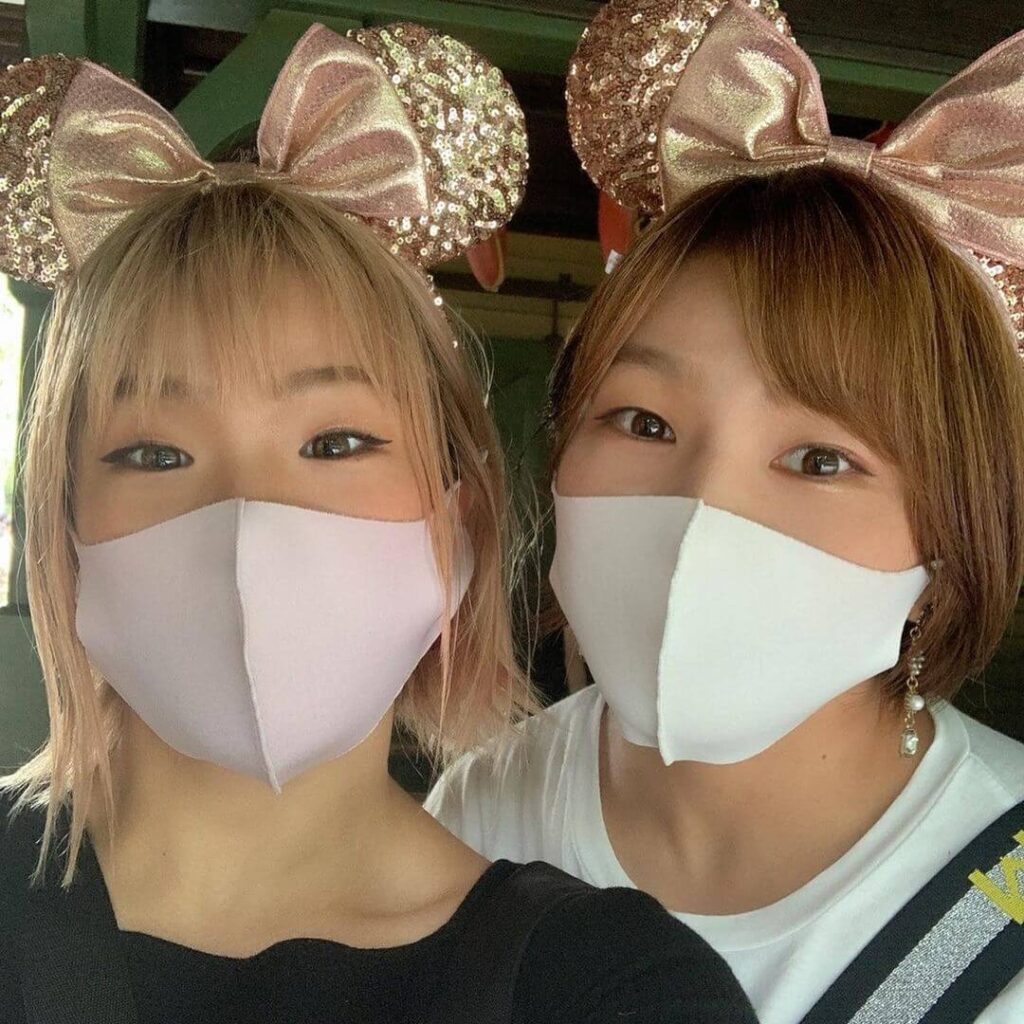 ディズニーランドでミニーのカチューシャをつけてツーショットを取る川井選手