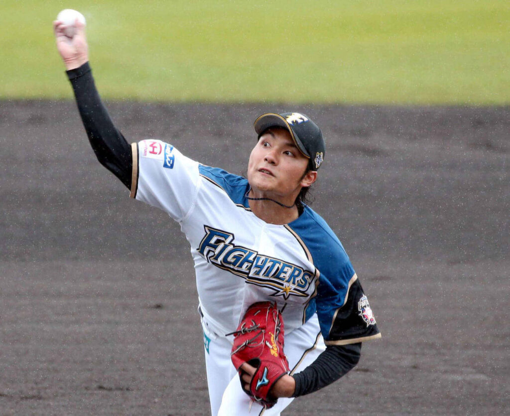 デビュー戦で球を投げる伊藤選手
