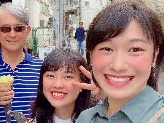 笑顔でカメラを見る休日の石川選手