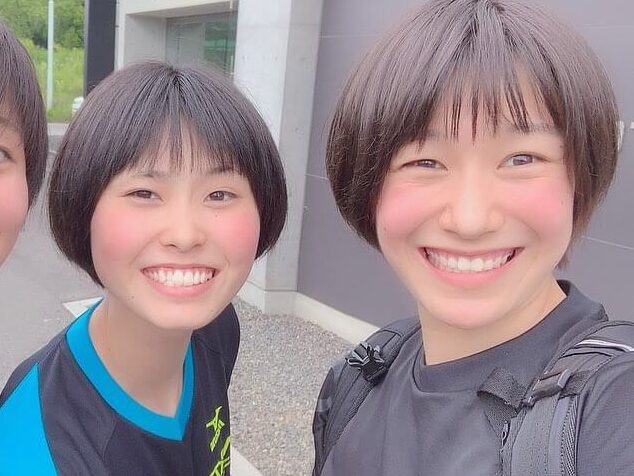 2人で笑顔でカメラ目線の石川選手