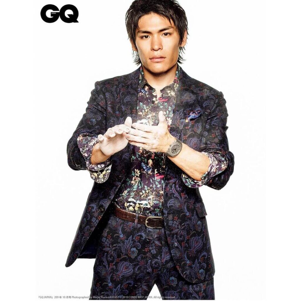 雑誌でブランド物の洋服を着ている楢崎智亜