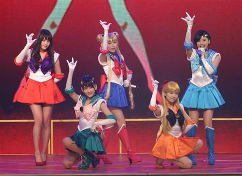 紅白歌合戦でセーラームーンに扮して歌うアイドルグループAKB48の５人