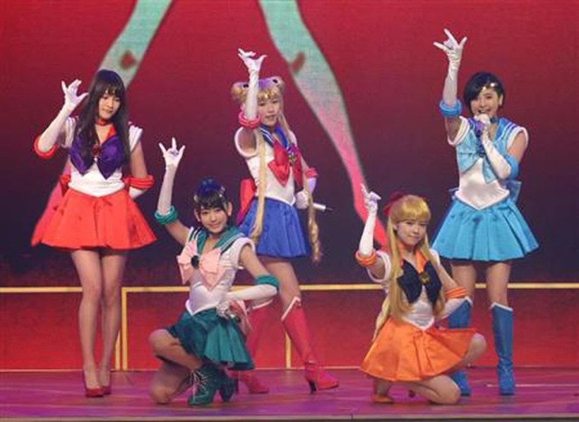 紅白歌合戦でセーラームーンに扮して歌うアイドルグループAKB48の5人