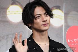 手をふる平野紫耀さんを横から撮影した画像