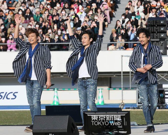 カウントダウンイベントでメンバー2人と並んで手を振る香取慎吾