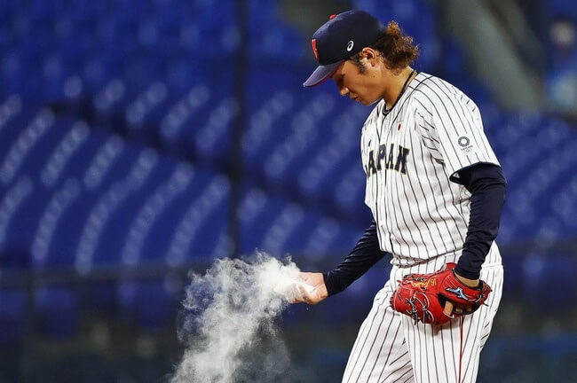 ロジンを大量につけ類等選手