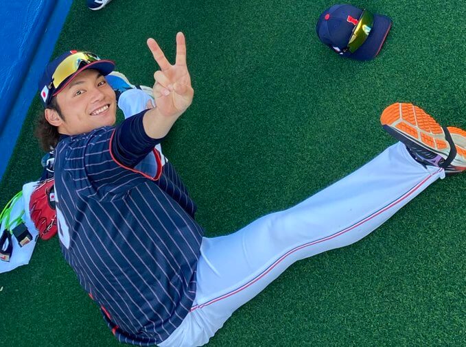 ストレッチしながらピースをする伊藤選手