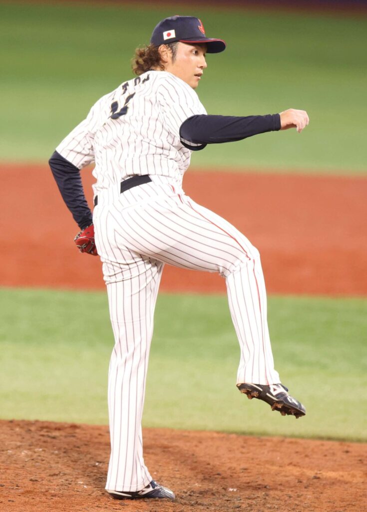 球を投げるために足を上げる伊藤選手