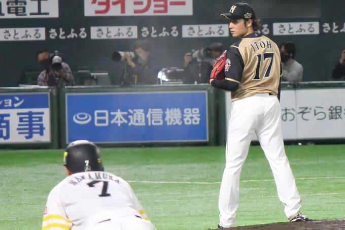 ボールを投げようとねらう伊藤選手
