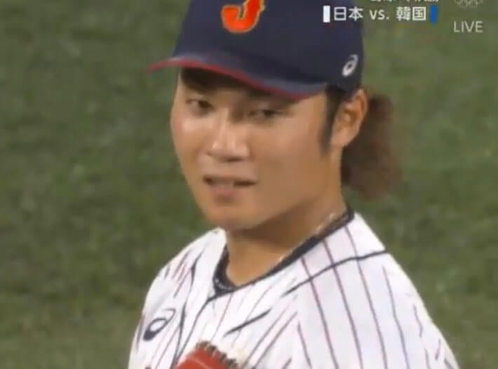 注意を受けてにやりと笑う伊藤選手