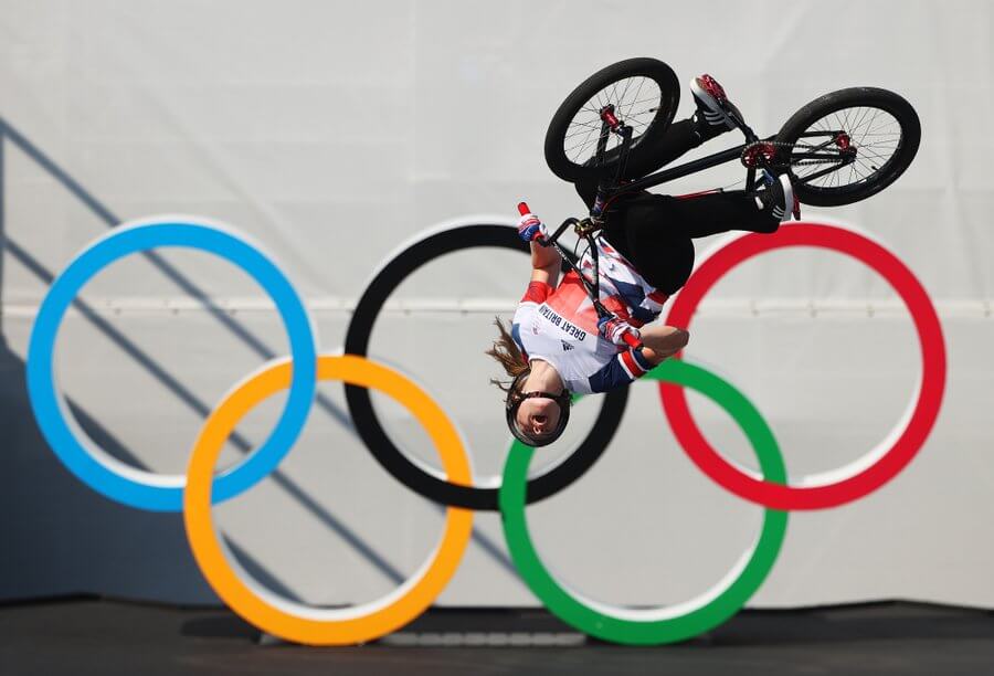 自転車に乗って回転するシャーロット選手