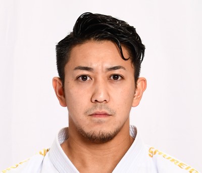真顔で正面を見る喜友名諒