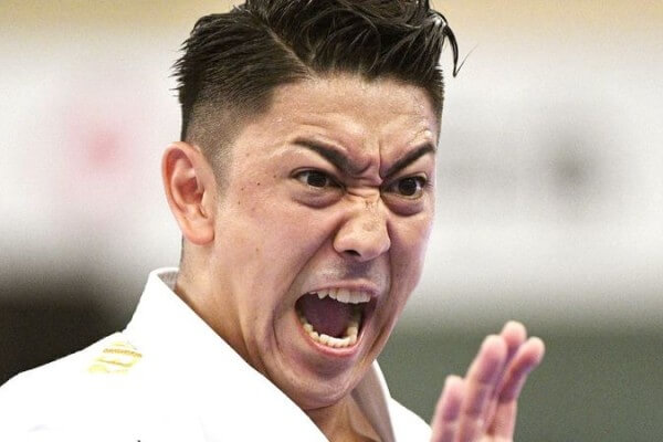 険しい表情で叫ぶ喜友名諒