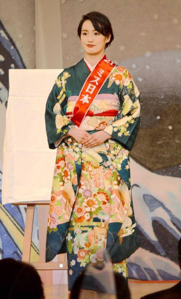 ミス日本で着物を着る清水選手