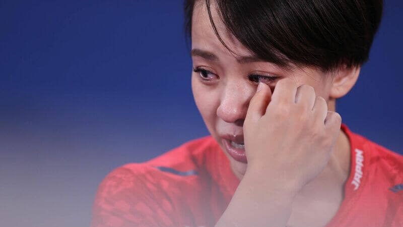 涙をぬぐう村上選手