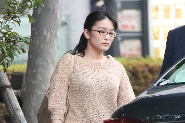 職場から車にのりこむめがね姿の眞子様