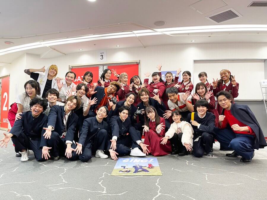舞台SING神戸公演のメンバー全員の集合写真