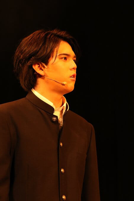 舞台SING神戸公演で学ランをきて歌う古家蘭