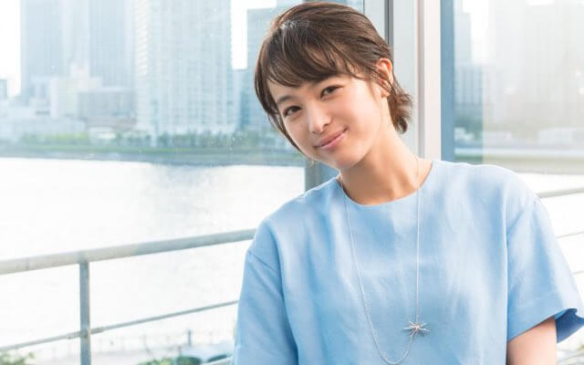 髪の毛を結んで笑顔の清野菜名