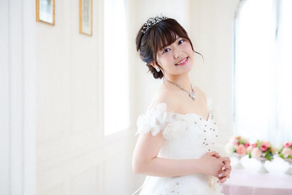 三澤紗千香がウエディングドレスを着ている画像