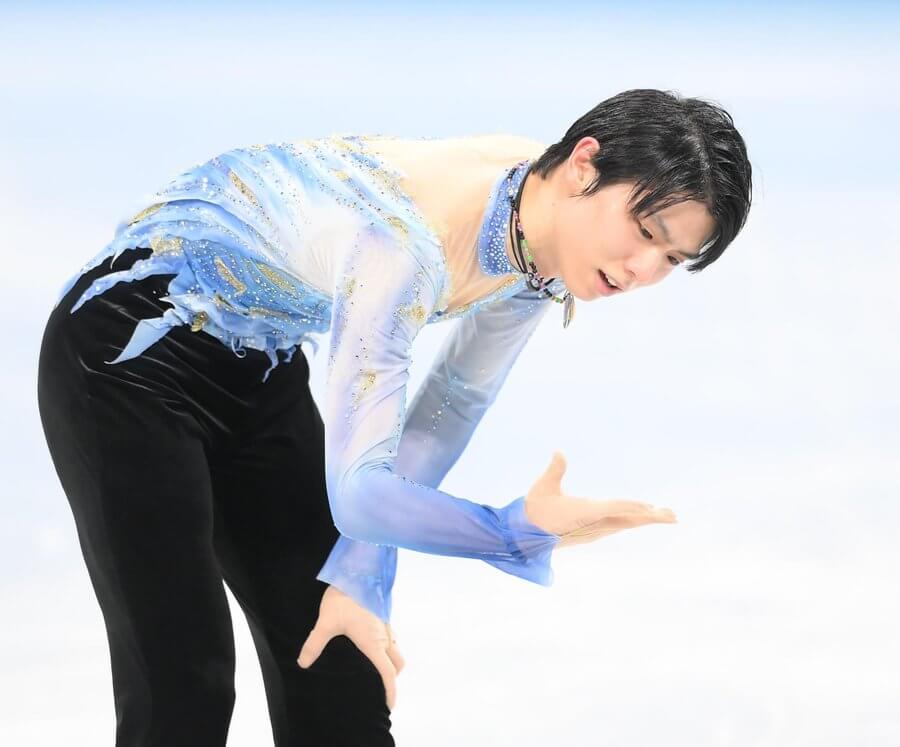 羽生結弦が氷の穴を確認している画像