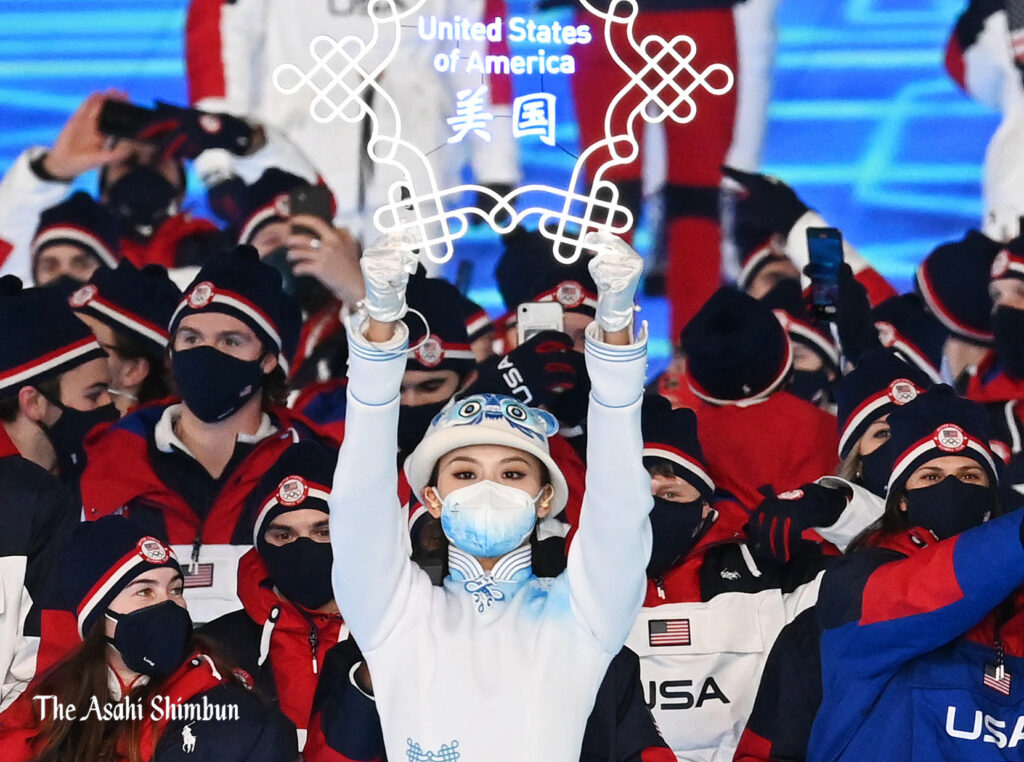 北京オリンピックの雪の結晶のプラカードをもつ美女