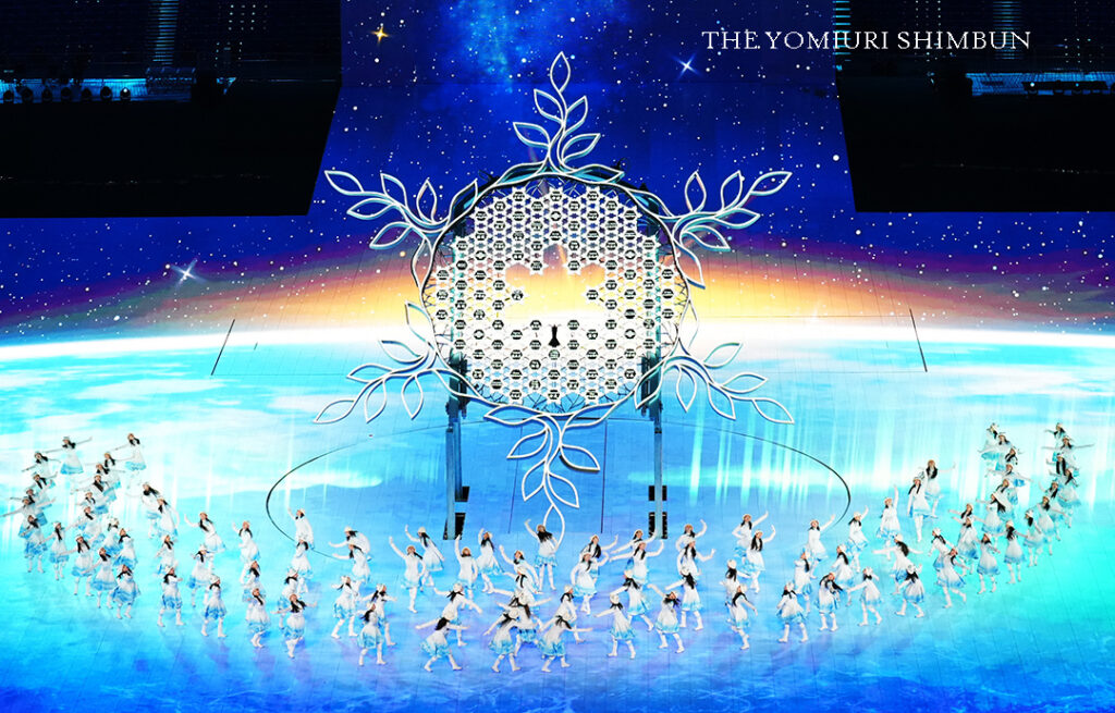 北京オリンピック開会式の聖火台の周りで踊るプラカード美女