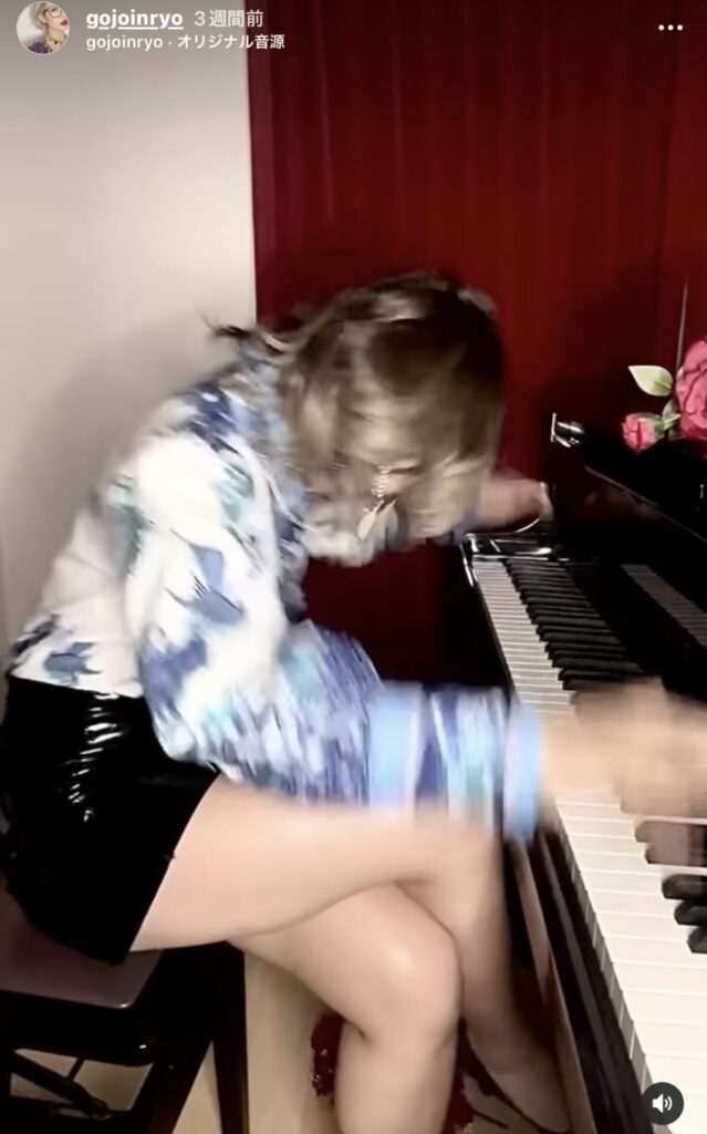 五条院凌が髪の毛をふりみだして足をくんで太ももを出して演奏している画像