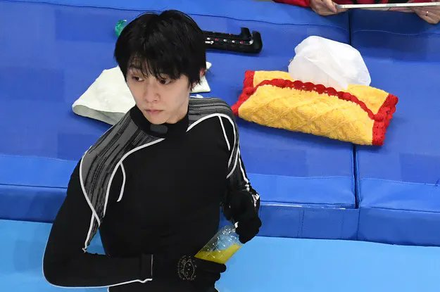 羽生結弦がプーさんカラーのティッシュケースを持ち込んでいる画像