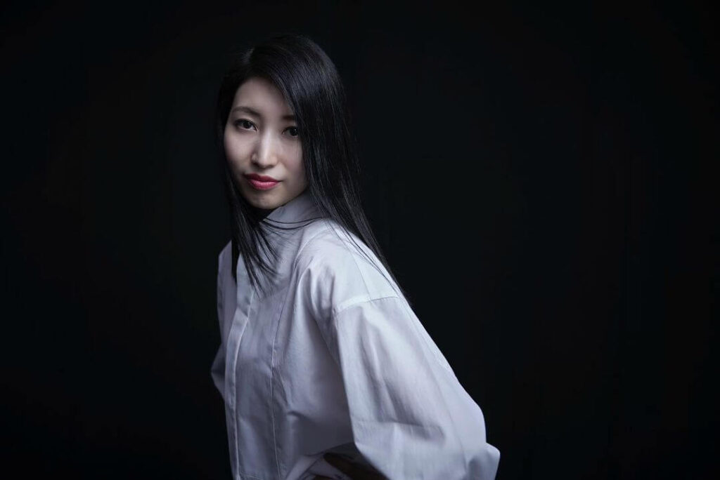 古家蘭が秋のモテ服を着てポーズをしているページ